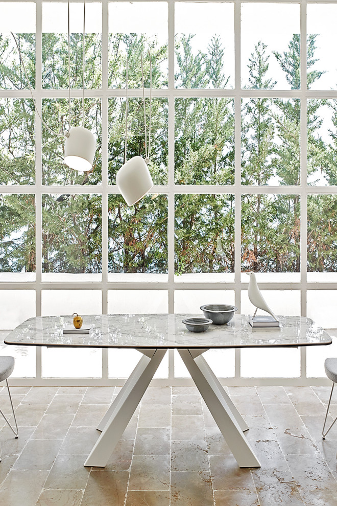 Immagine di un angolo colazione minimalista di medie dimensioni con pareti bianche, pavimento in mattoni e pavimento beige