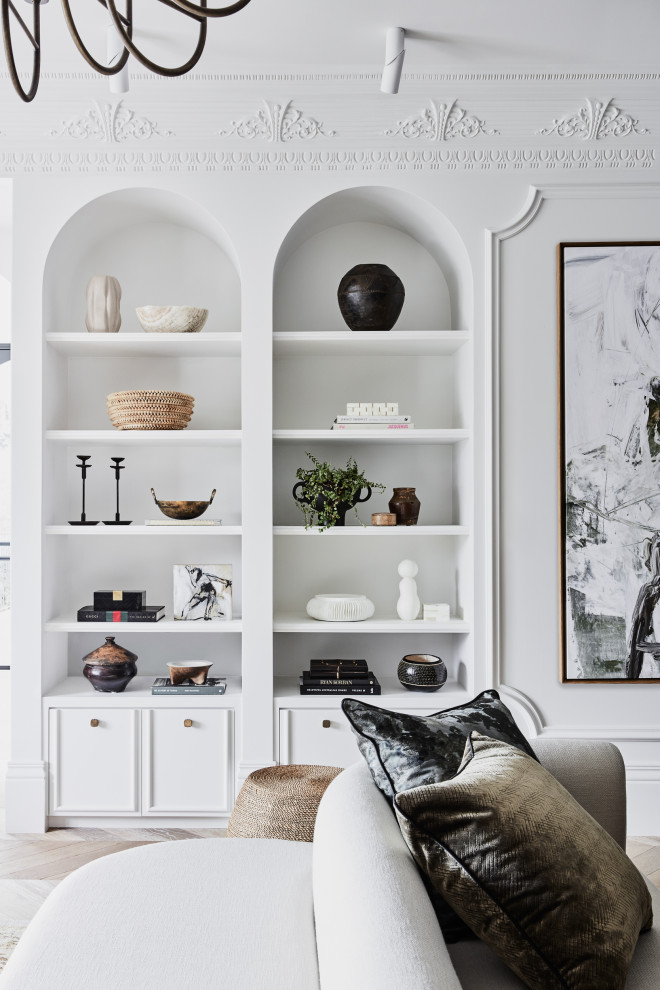 Geräumiges, Repräsentatives, Abgetrenntes Klassisches Wohnzimmer mit weißer Wandfarbe, braunem Holzboden, braunem Boden, eingelassener Decke und vertäfelten Wänden in Sydney