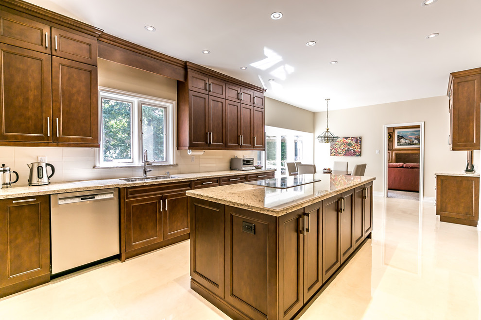 Kitchen - transitional kitchen idea in Toronto