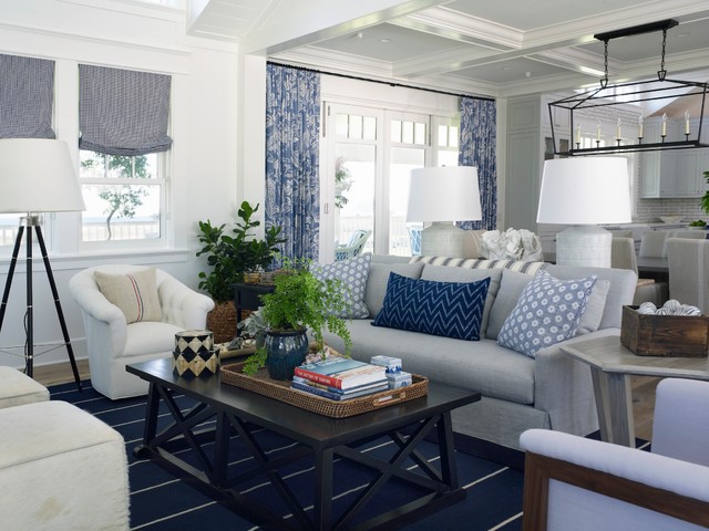 Cortinas beige en el interior de la sala de estar: una combinación con  muebles y paredes en el diseño del salón, foto
