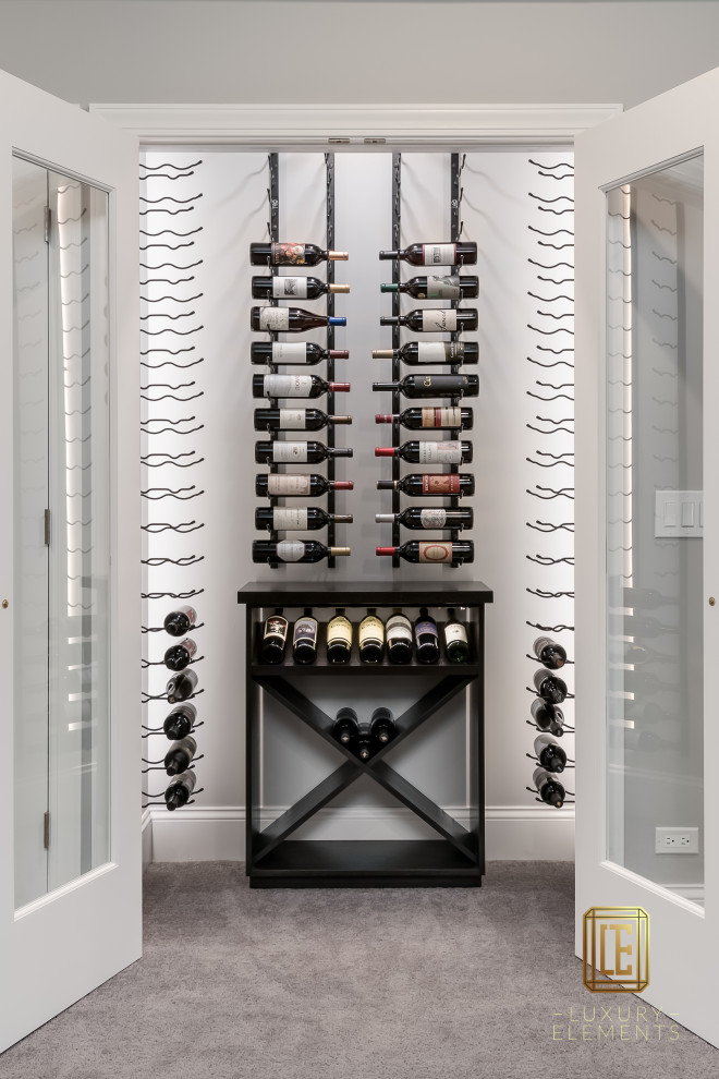 Cette image montre une petite cave à vin minimaliste avec des casiers losange.