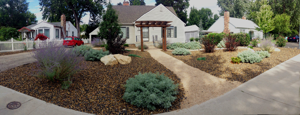 Inspiration for a mid-sized contemporary front yard full sun xeriscape for winter in Boise with gravel.