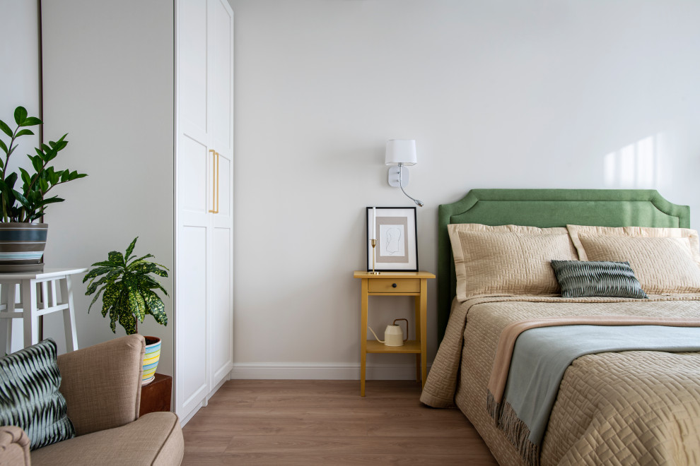 На фото: хозяйская спальня среднего размера, в белых тонах с отделкой деревом в скандинавском стиле с белыми стенами, полом из ламината, бежевым полом и тюлем без камина
