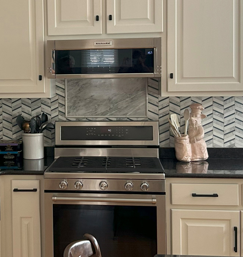 Kitchen - transitional kitchen idea in Chicago