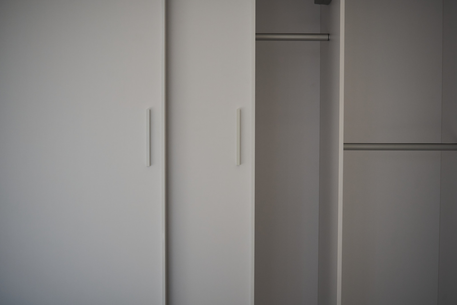 Белый шкаф-купе raumplus