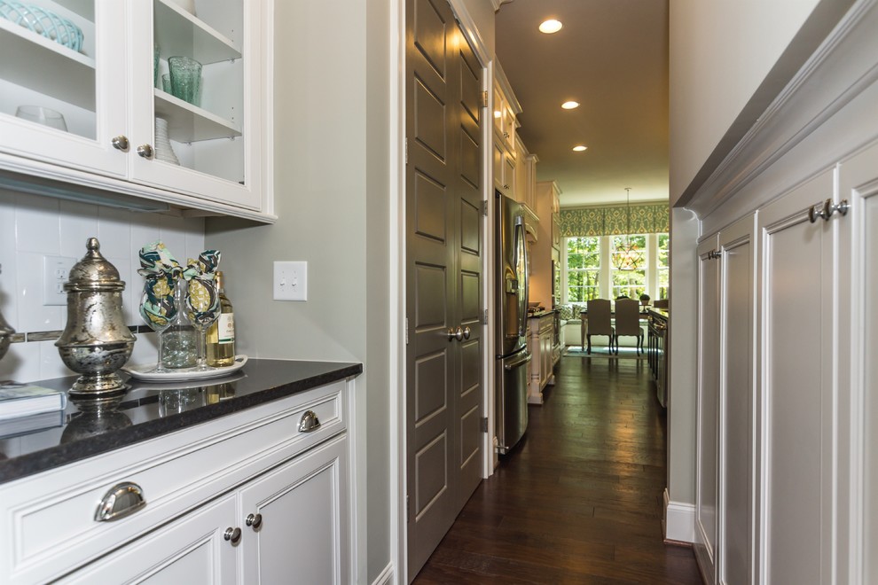 Kitchen - transitional kitchen idea in Raleigh