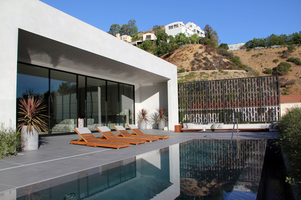 Modern rectangular pool in Los Angeles.