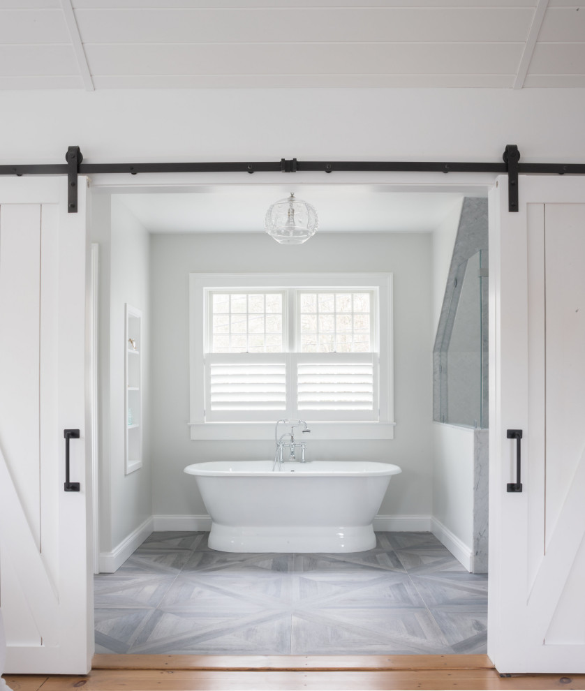 Идея дизайна: большая главная ванная комната в стиле кантри с отдельно стоящей ванной, полом из керамогранита, серым полом и потолком из вагонки