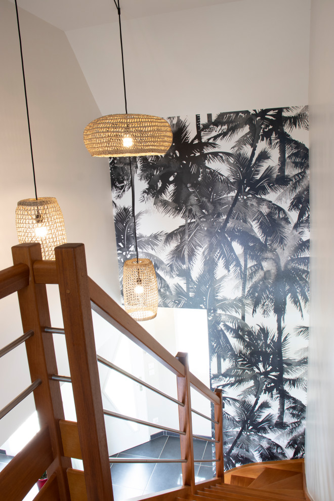 Aménagement d'un escalier exotique de taille moyenne avec du papier peint.