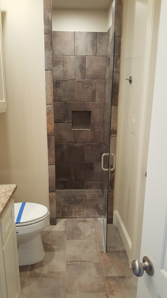 Inspiration for a mid-sized traditional 3/4 bathroom in Dallas with shaker cabinets, white cabinets, an alcove shower, beige walls, porcelain floors, a console sink, granite benchtops, beige floor and a hinged shower door.