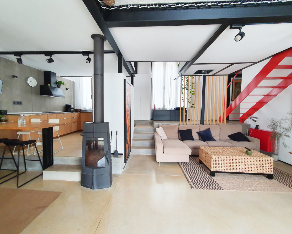 Idee per un soggiorno minimal con pavimento in cemento, stufa a legna, pavimento grigio e pannellatura