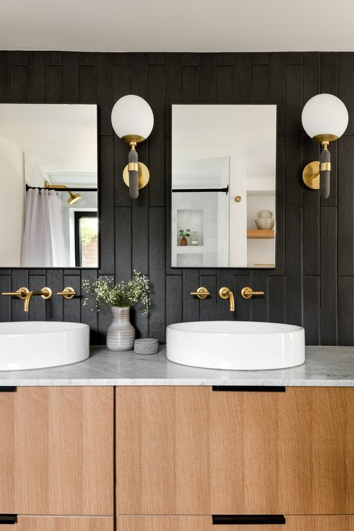 Пример оригинального дизайна: главная ванная комната среднего размера в современном стиле с накладной ванной, душем над ванной и врезной раковиной