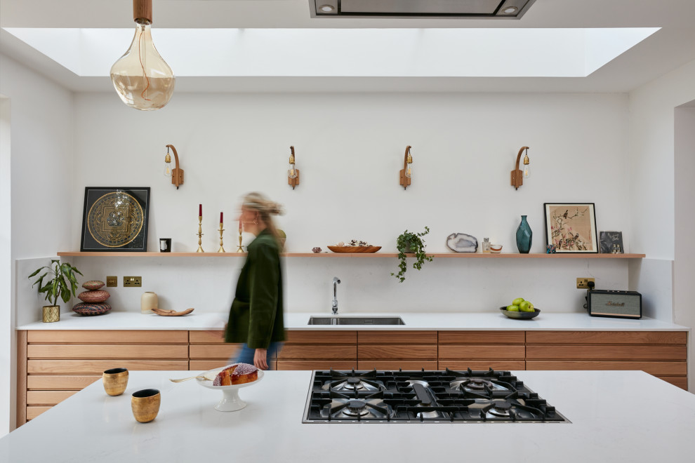 Idéer för ett mellanstort minimalistiskt kök med öppen planlösning, med bänkskiva i koppar och en köksö