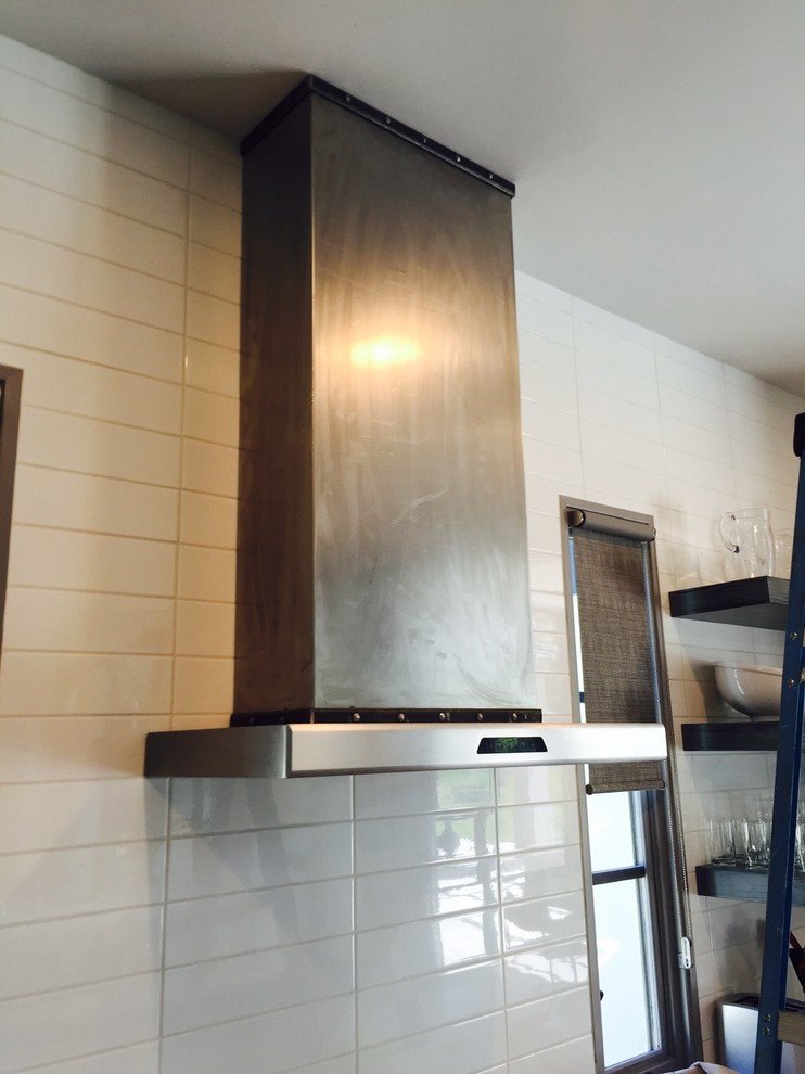 Example of a mid-sized transitional kitchen design in Dallas with white backsplash, subway tile backsplash and stainless steel appliances