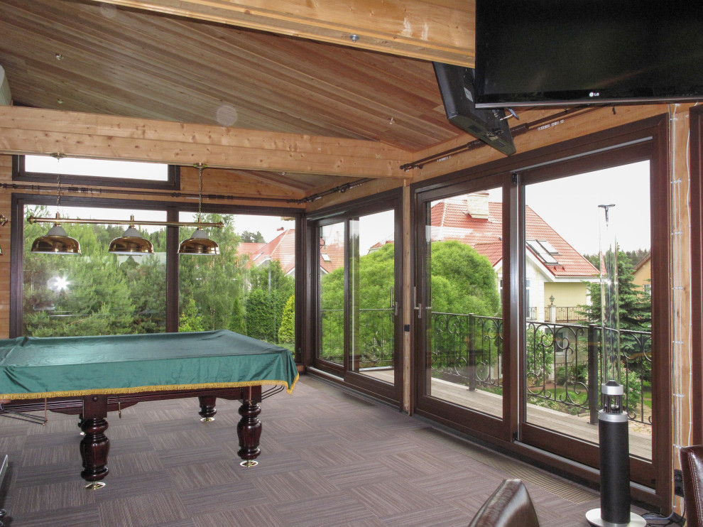 Панорамное остекление загородного дома окнами и порталами из сосны