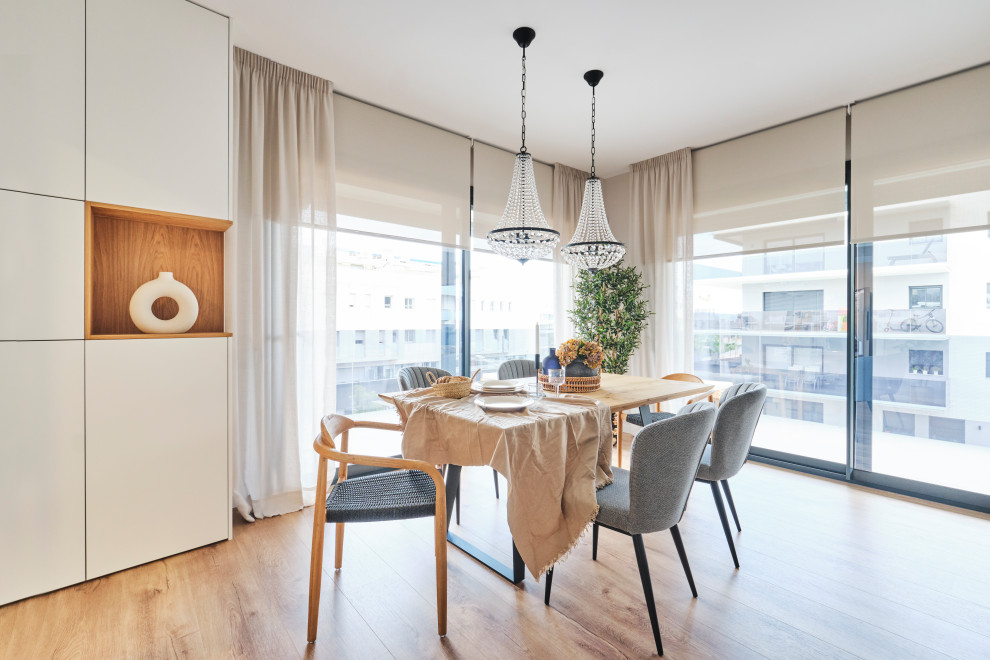 Ejemplo de comedor tradicional renovado grande cerrado sin chimenea con paredes beige, suelo de madera en tonos medios, suelo marrón, ladrillo y cortinas