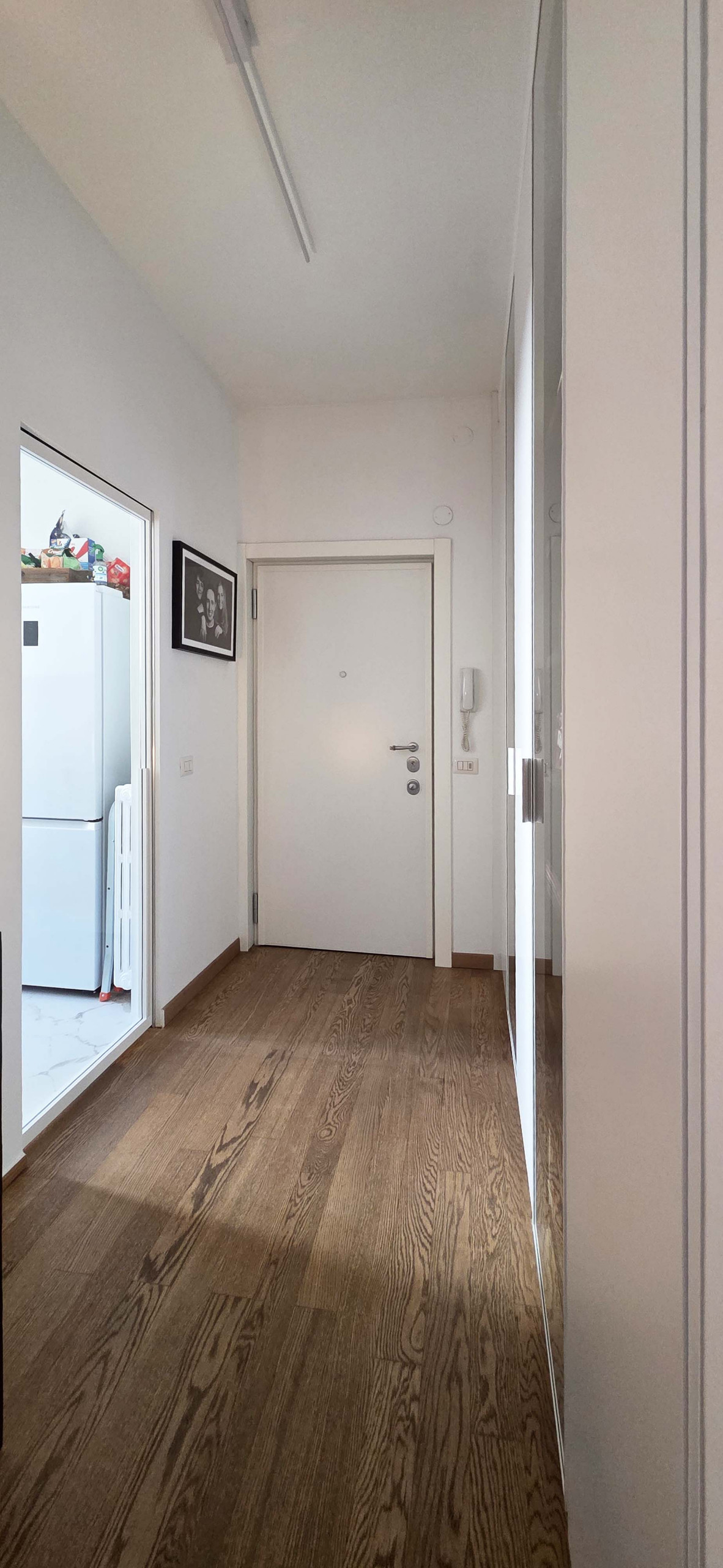 Ristrutturazione cucina e arredi su misura per ingresso e camera a Milano
