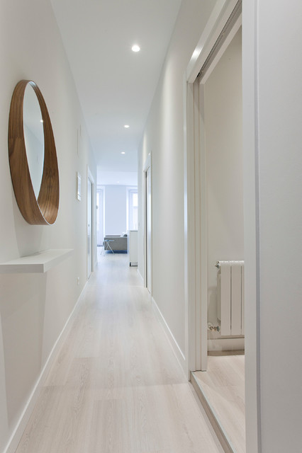 ANTES Y DESPUES  INCREIBLE CAMBIO EN UN PEQUE&Ntilde;O APARTAMENTO contemporary-hallway-and-landing
