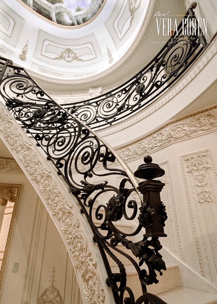 Esempio di un'ampia scala curva con pedata in marmo, alzata in marmo, parapetto in metallo e decorazioni per pareti