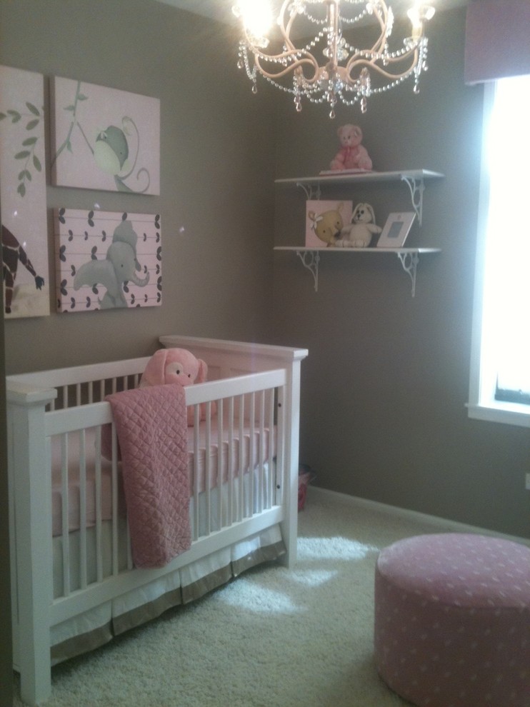 Imagen de habitación de bebé niña clásica renovada de tamaño medio con paredes negras y moqueta