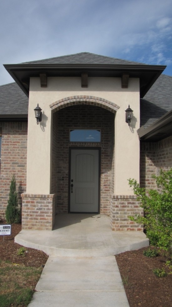 Traditional one-storey brick brown exterior in Oklahoma City with a gambrel roof.