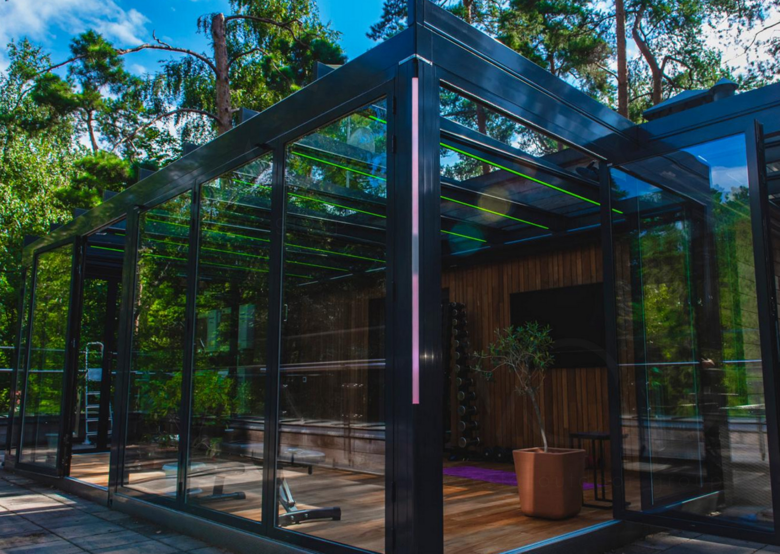 Стеклянная веранда на эксплуатируемой кровле