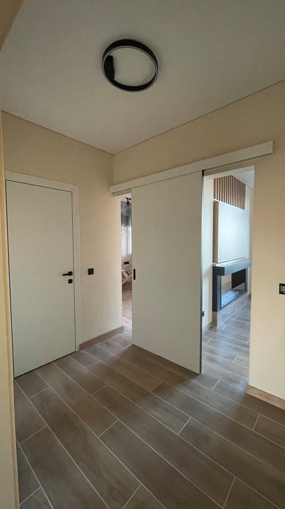 Брутальная квартира для холостяка с камином, вращающимся ТВ и девушкой