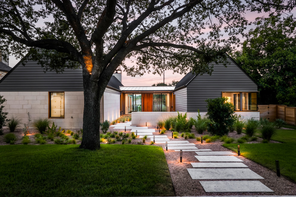 Großes, Zweistöckiges Modernes Haus mit weißer Fassadenfarbe, Pultdach, Schindeldach, grauem Dach und Wandpaneelen in Austin