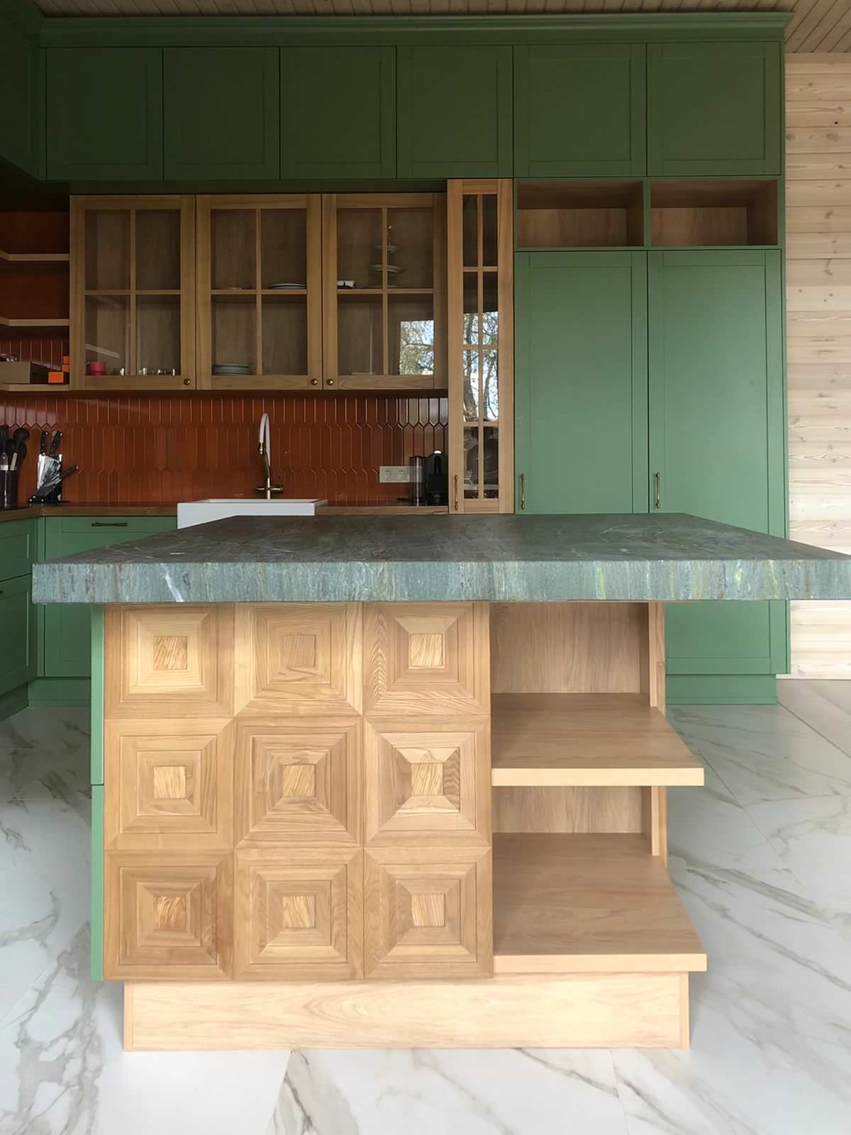 Кухня в зеленом и древесном тонах с подсветкой и оригинальным островом
