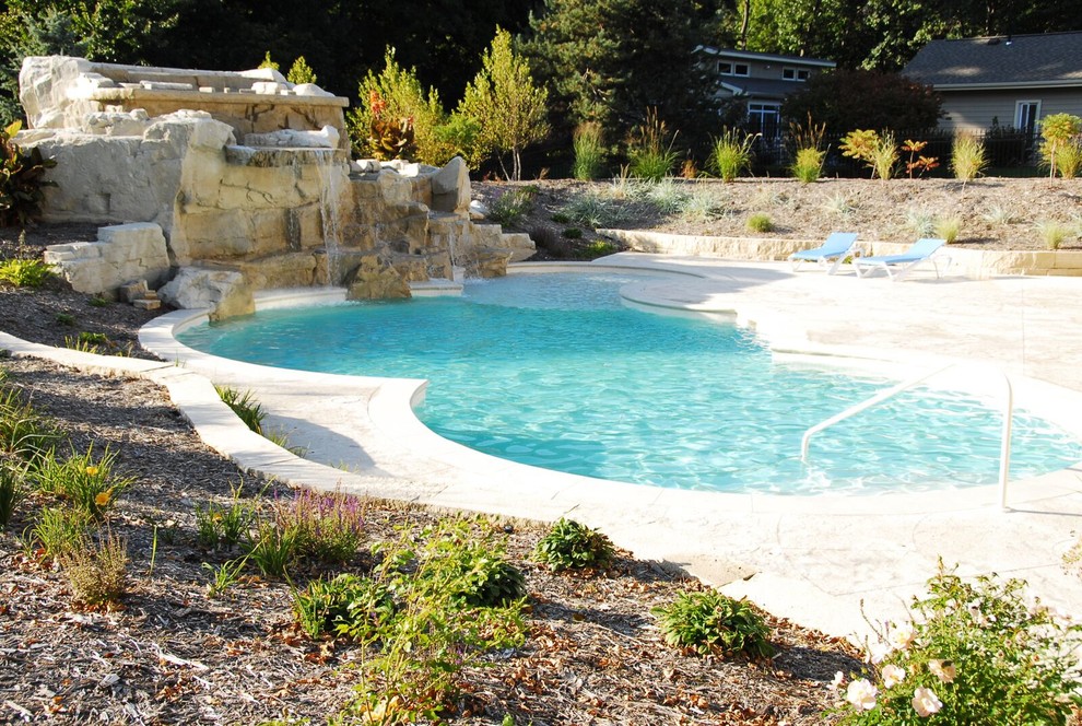 Inspiration for a transitional pool remodel in Cedar Rapids
