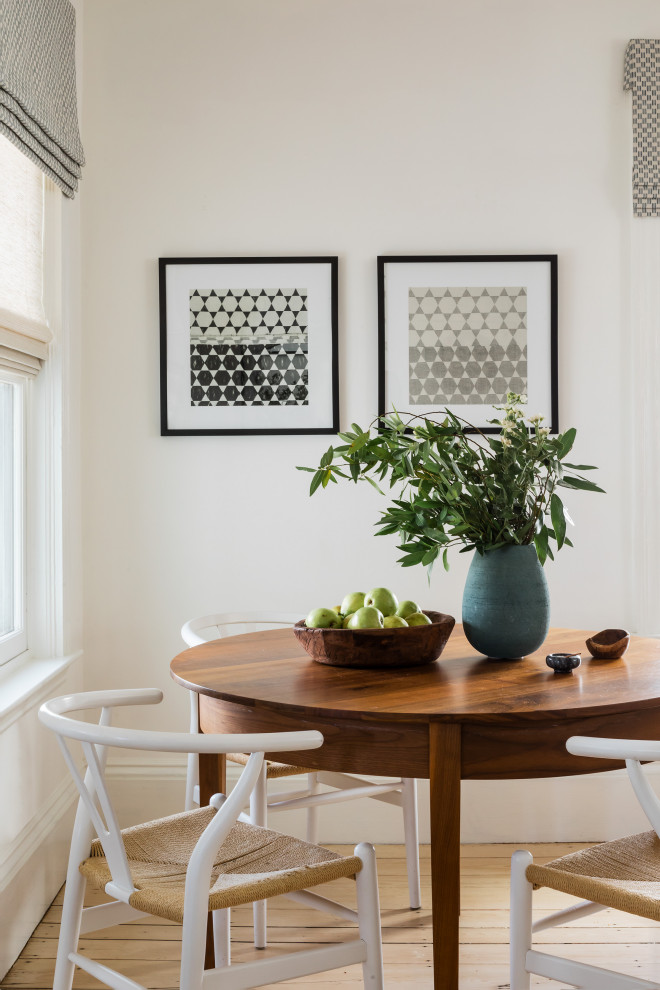 На фото: маленькая столовая в стиле модернизм с с кухонным уголком, белыми стенами, светлым паркетным полом и желтым полом для на участке и в саду с