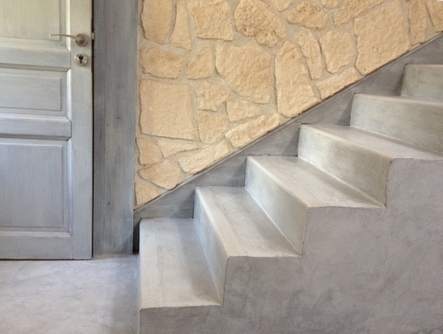 Design ideas for a contemporary concrete straight staircase in Paris with painted wood risers.