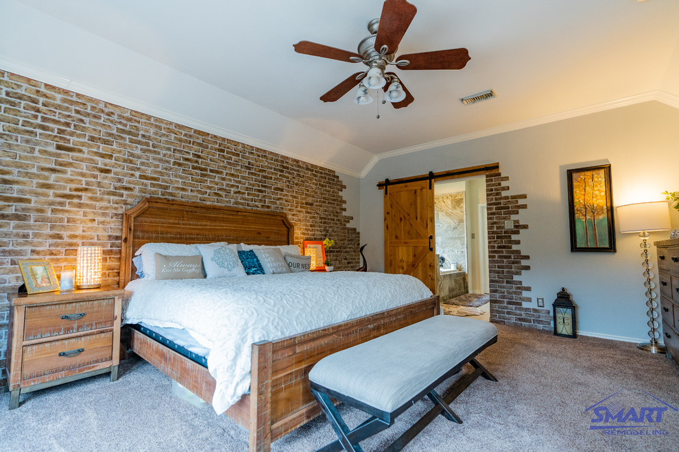Источник вдохновения для домашнего уюта: хозяйская спальня среднего размера в классическом стиле с серыми стенами, ковровым покрытием, бежевым полом, кессонным потолком и кирпичными стенами без камина
