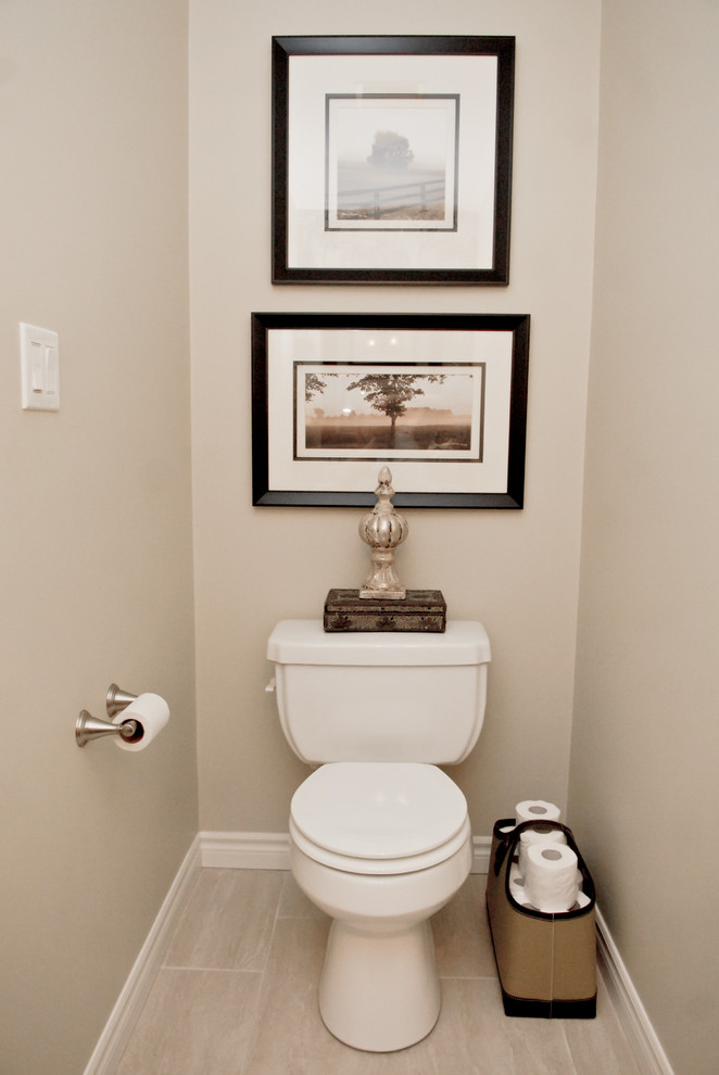 Photo of a traditional powder room in Toronto.
