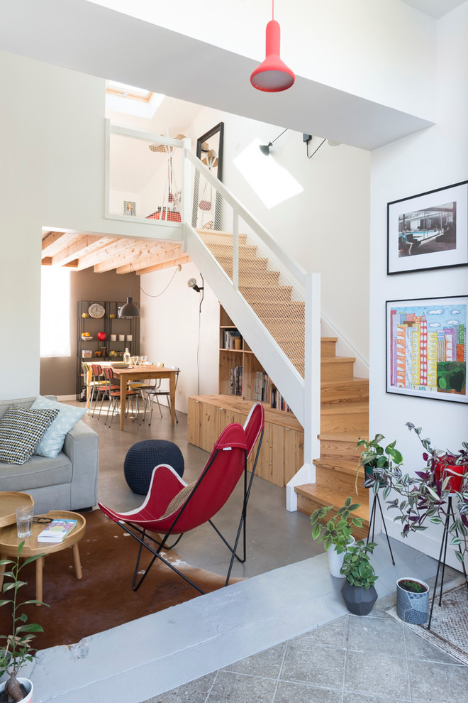 Réalisation d'un escalier nordique en L avec des marches en bois et des contremarches en bois.