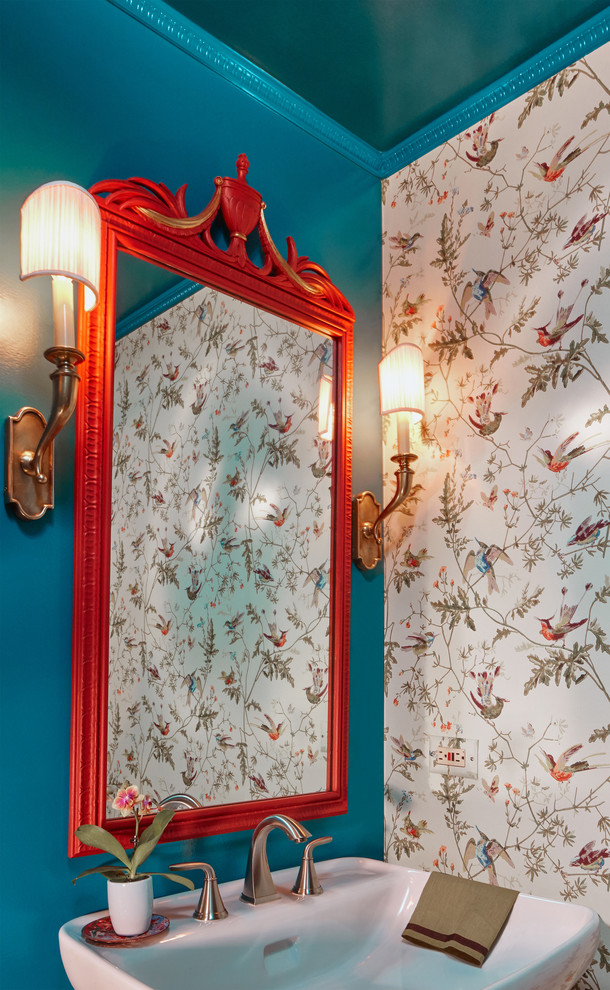 Example of a transitional home design design in Chicago