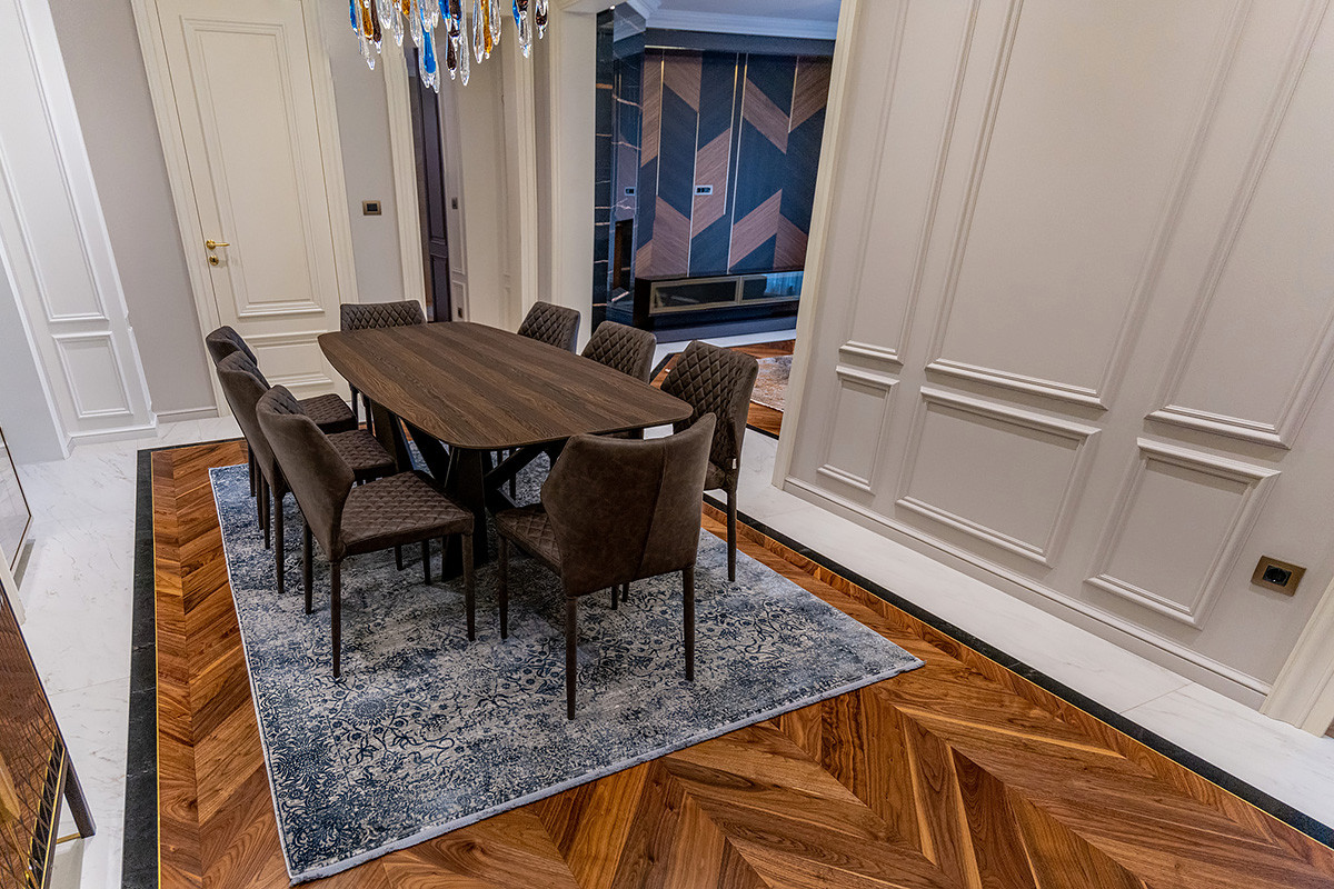 Камень, дерево, латунь. Частный дом в Софии