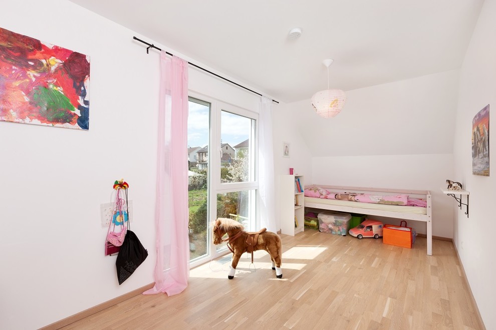Mittelgroßes Klassisches Mädchenzimmer mit Schlafplatz, weißer Wandfarbe, hellem Holzboden und braunem Boden in Stuttgart