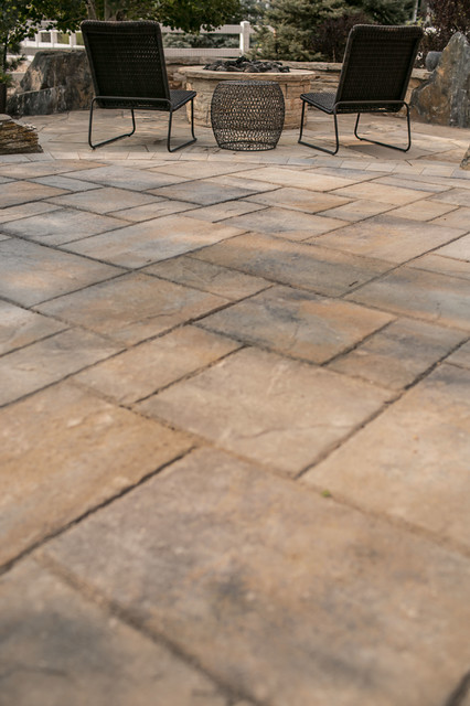 Roller traditional-courtyard