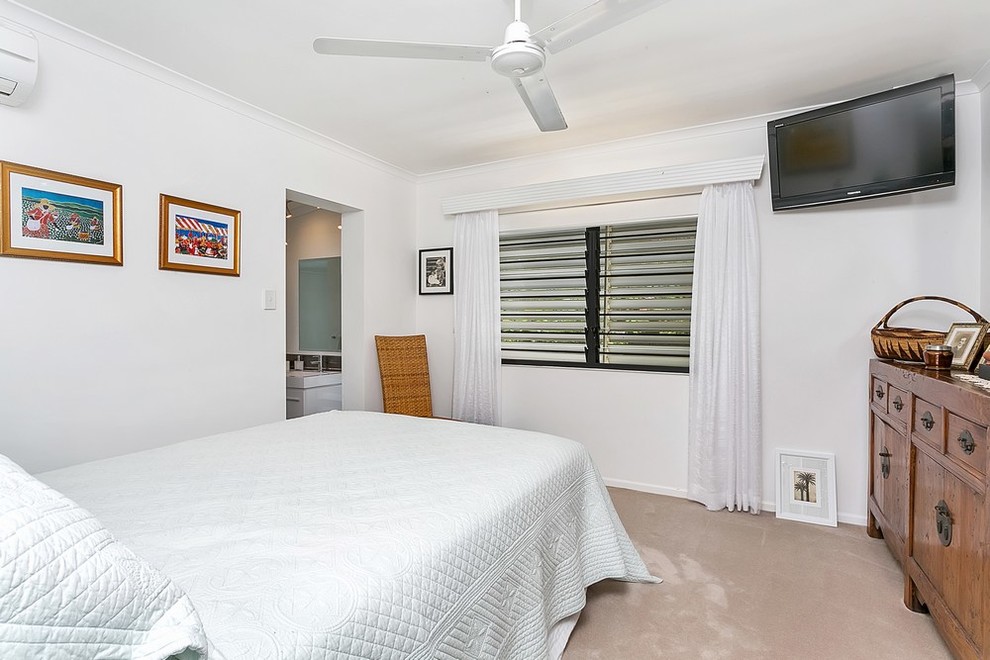 This is an example of a contemporary bedroom in Cairns.