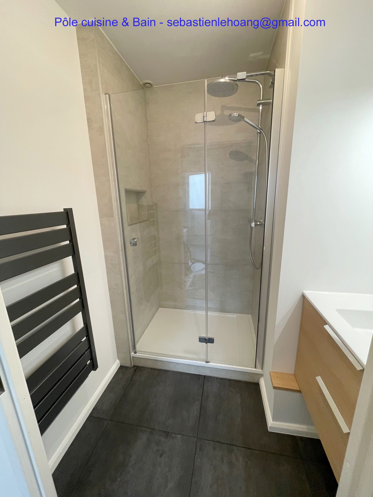 SALLE D'EAU: receveur extra-plat et niche porte-accessoires