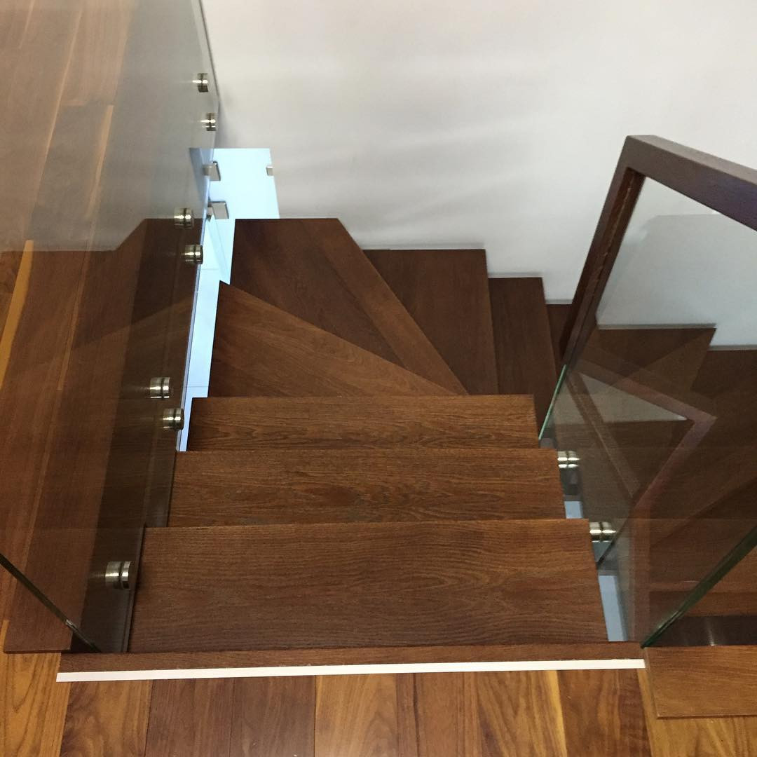 Лестница на центральном косоуре с дубовыми ступенями