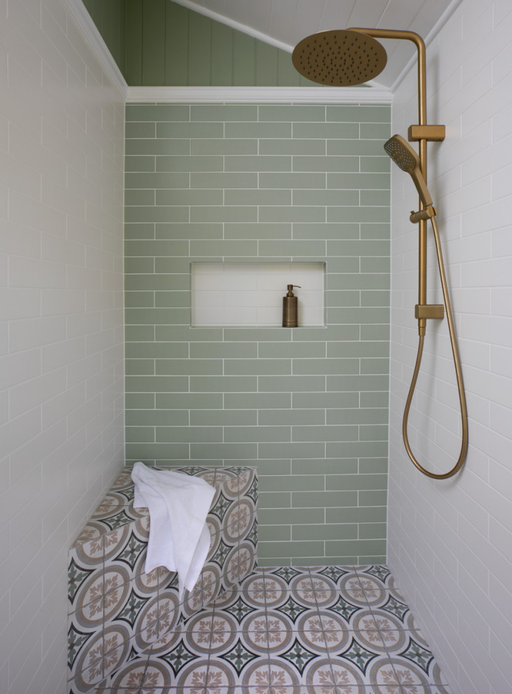 Источник вдохновения для домашнего уюта: ванная комната среднего размера в классическом стиле с фасадами в стиле шейкер, зелеными фасадами, угловой ванной, открытым душем, разноцветной плиткой, плиткой кабанчик, разноцветными стенами, полом из керамогранита, настольной раковиной, столешницей из искусственного кварца, разноцветным полом, открытым душем, белой столешницей, сиденьем для душа, тумбой под одну раковину, подвесной тумбой, потолком из вагонки и деревянными стенами