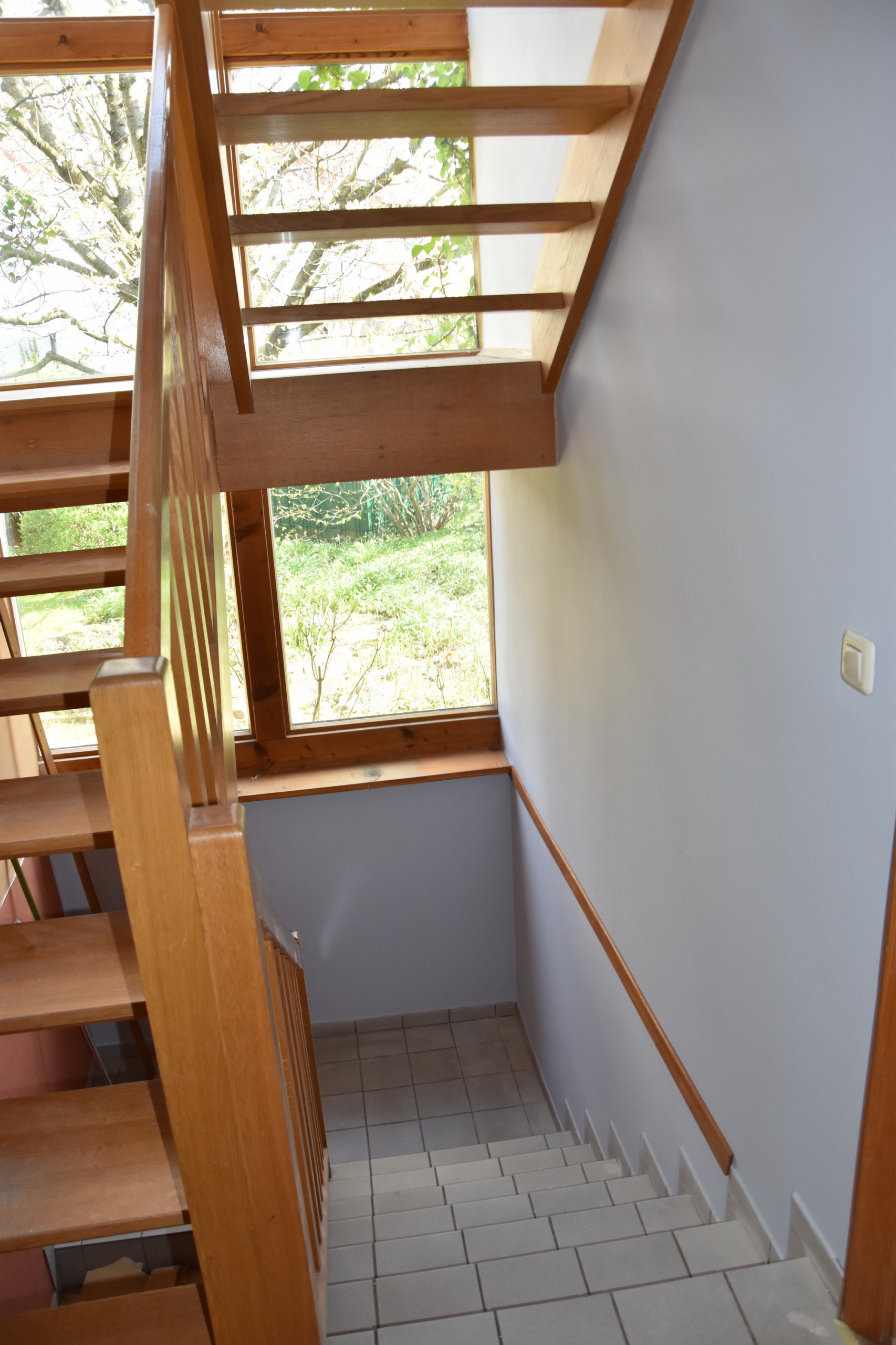 Der neue Grauton auch an der Treppenwand:  einheitliche Farbe