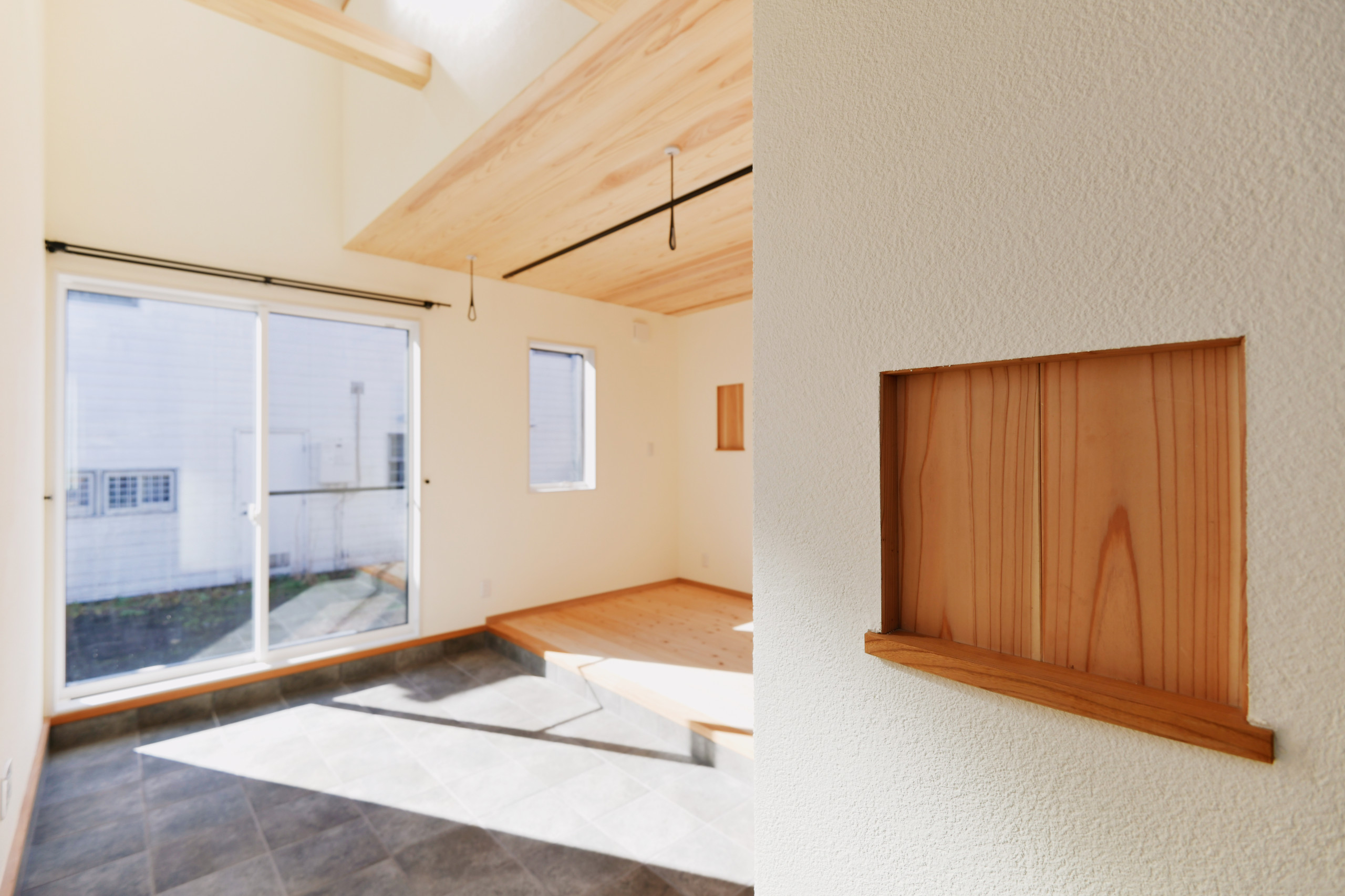 土間×無垢床の切り替えしが、住まい手の哲学を感じる家