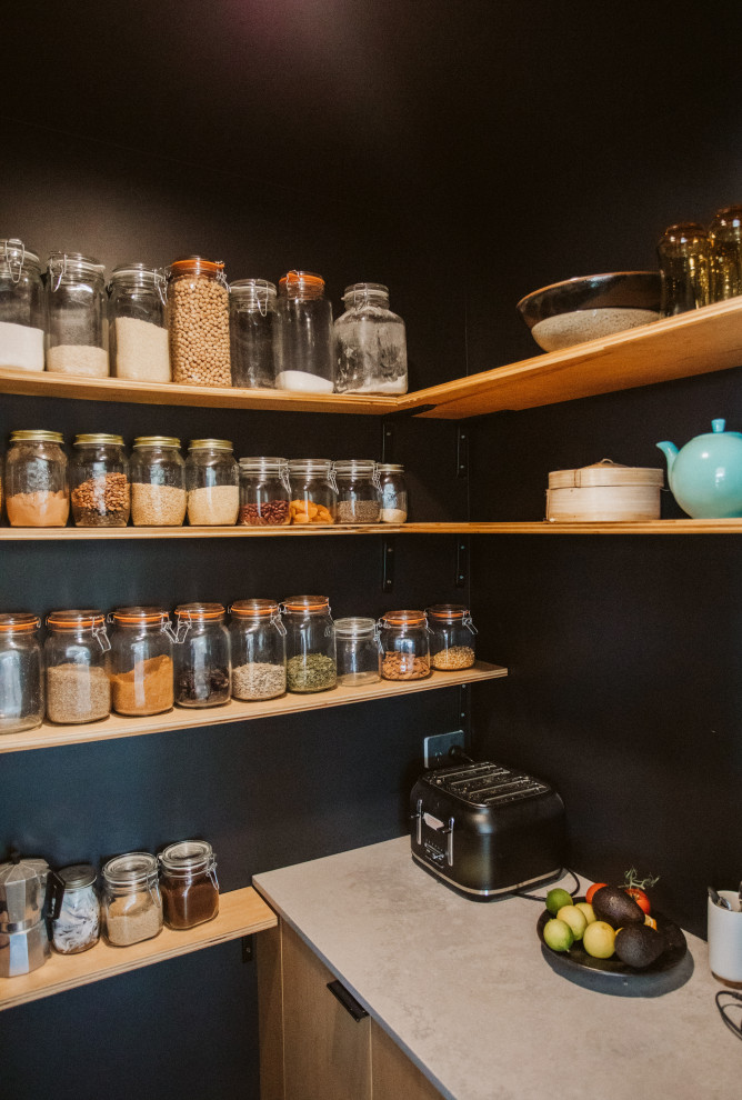 Idées déco pour une cuisine contemporaine en bois clair.
