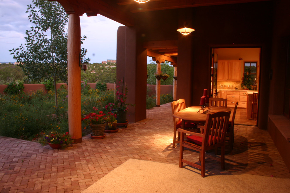 Esempio di un patio o portico american style di medie dimensioni e dietro casa con pavimentazioni in mattoni e una pergola
