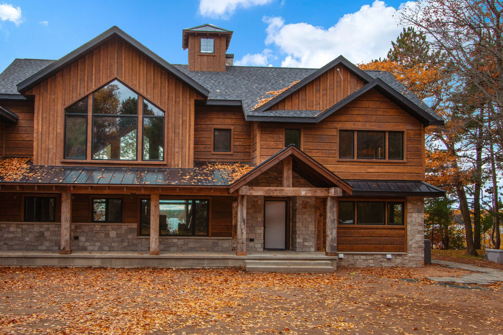Свежая идея для дизайна: коричневый частный загородный дом в стиле рустика с облицовкой из бетона - отличное фото интерьера