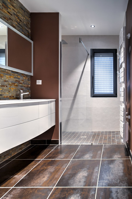 La maison aux notes bleues par Maylis D&eacute;coration modern-badezimmer