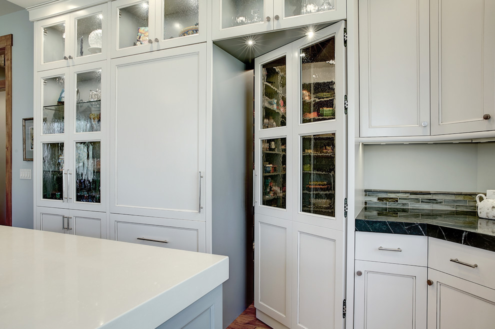 Example of a transitional home design design in Grand Rapids